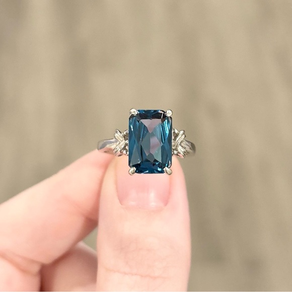 10K London Blue Topaz large 12x8mm Radiant rectangular cut white gold ring - Picture 4 of 10